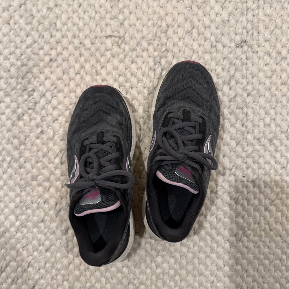 Brooks Size 8 women’s sneakers